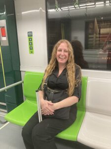 Visite de l'intérieur des nouvelles voitures de métro de la Ville de Montréal, le REM. Un magnifique métro léger exposant des couleurs contrastantes : un blanc immaculé laqué, du vert lime et du vert forêt, le tout dans un espace bien pensé. (Pour en savoir plus : https://rem.info/fr/materiel-roulant)