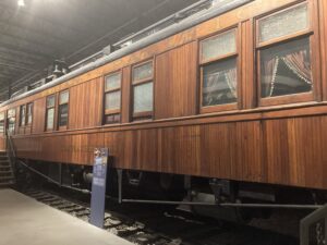La locomotive du Pacific Canadian circulant en Saskatchewan, entièrement faites de lattes de bois.